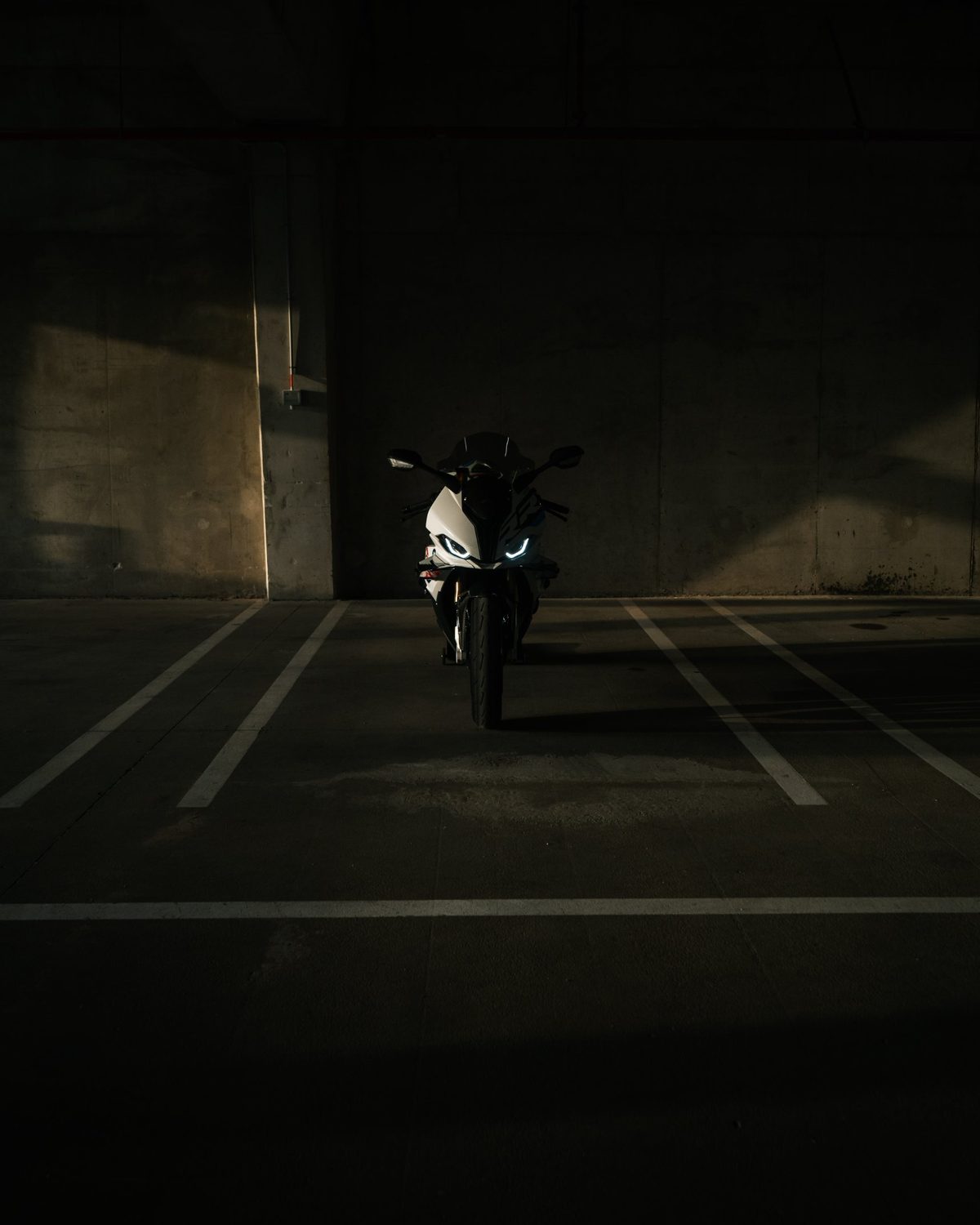 BMW S1000RR num parque de estacionamento